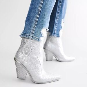 NEW! AZALEA WANG SILVER SOUL RHINESTONE ANKLE BOOT - SIZE 8.5 🫧